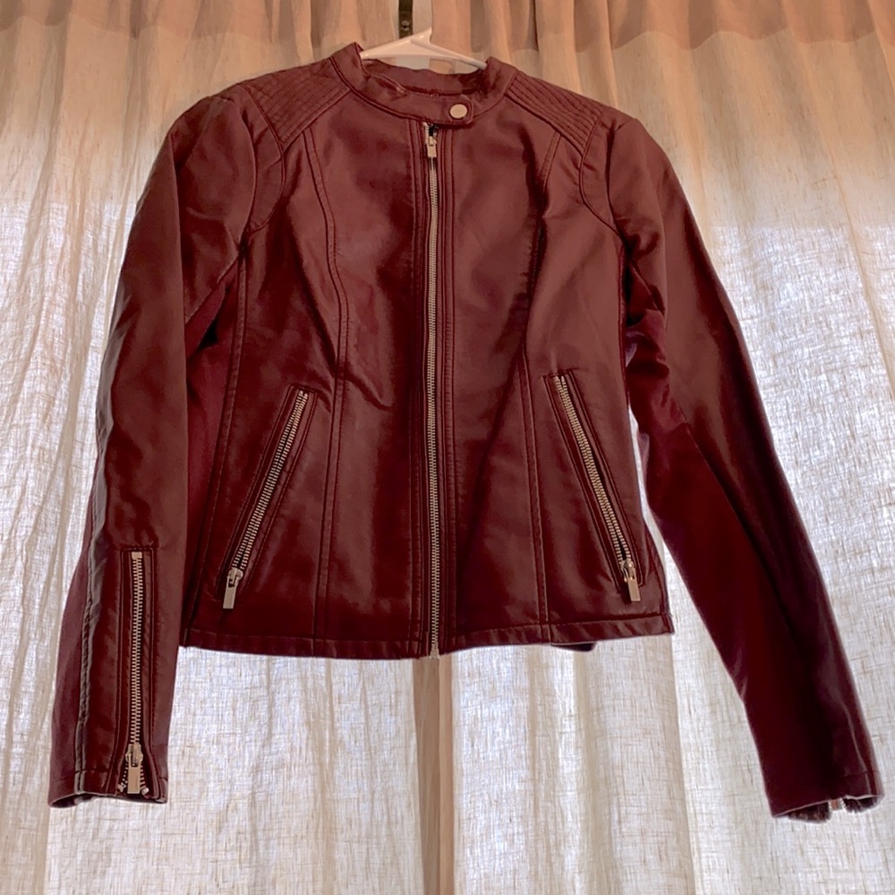 Burgundy lover, this leather jacket is for you!
